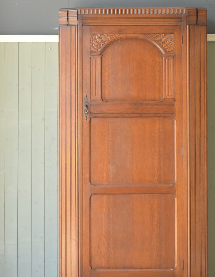 アンティークのキャビネット アンティーク家具 英国スタイルのアンティーク家具、ミラー付きのワードローブ。アンティークらしい装飾が魅力サイズの大きい家具だからこそ、やっぱり美しい装飾がアンティークの魅力。(j-1178-f-1)