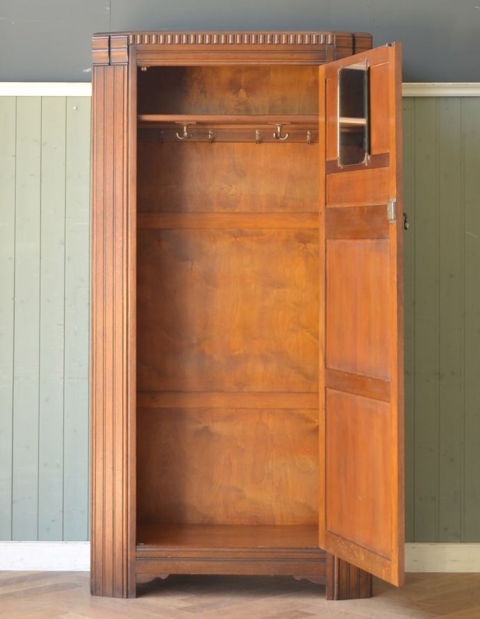 アンティークのキャビネット アンティーク家具 英国スタイルのアンティーク家具、ミラー付きのワードローブ。扉を開けて中を見ると・・・こんな感じで、たっぷり収納できます。(j-1178-f-1)