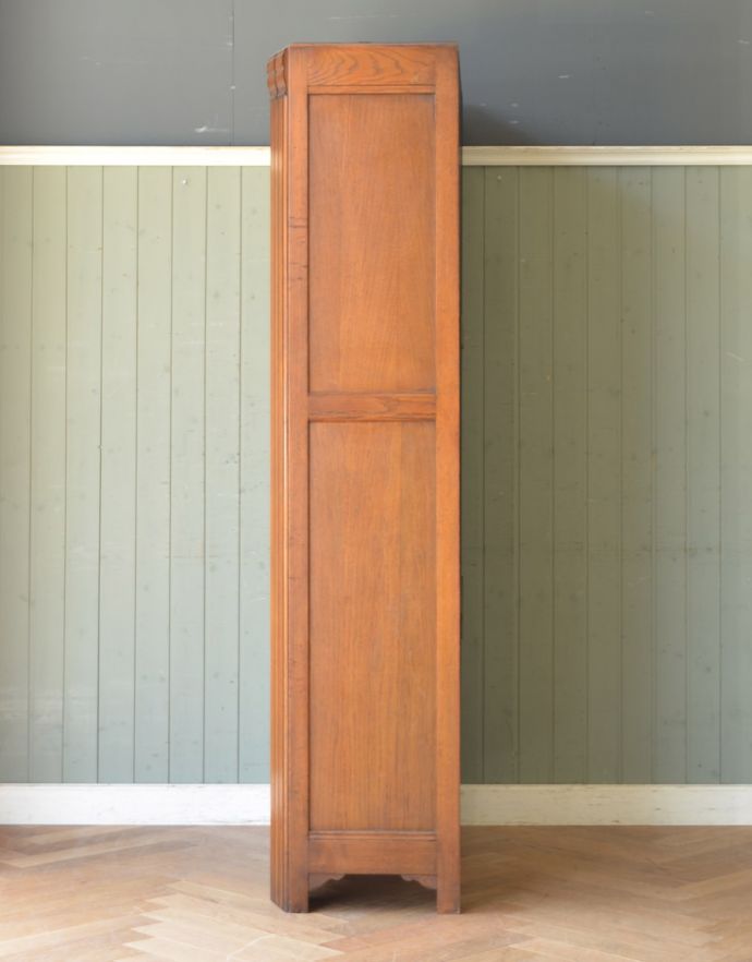 アンティークのキャビネット アンティーク家具 英国スタイルのアンティーク家具、ミラー付きのワードローブ。横から見た姿もステキ正面だけじゃなく横から見るとこんな感じです。(j-1178-f-1)