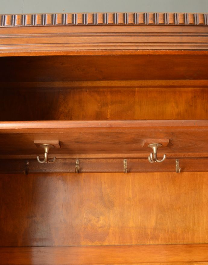 アンティークのキャビネット アンティーク家具 英国スタイルのアンティーク家具、ミラー付きのワードローブ。お洋服を掛ける場所ポールが付いているので、ここにハンガーを掛けてください。(j-1178-f-1)