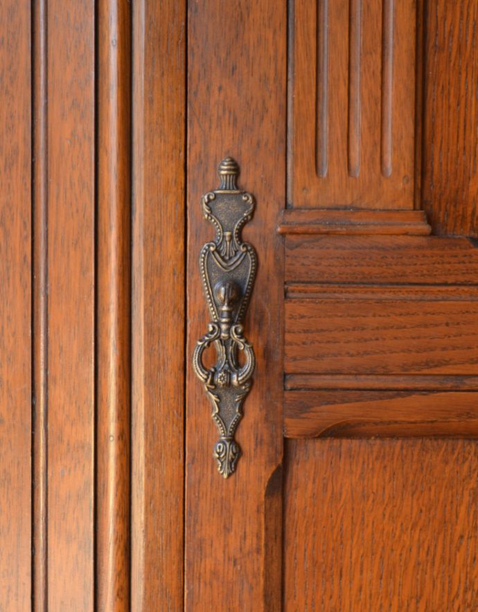 アンティークのキャビネット アンティーク家具 英国スタイルのアンティーク家具、ミラー付きのワードローブ。アンティークらしい素敵な取っ手取っ手のデザインも美しい・・・こんなところからもアンティークらしさが感じられます。(j-1178-f-1)