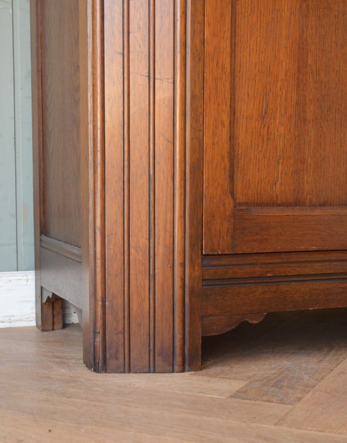 アンティークのキャビネット アンティーク家具 英国スタイルのアンティーク家具、ミラー付きのワードローブ。女性でも運べちゃう理由は・・・Handleのアンティークは、脚の裏にフェルトキーパーをお付けしていますので、重い家具でも床を滑らせて移動出来ます。(j-1178-f-1)