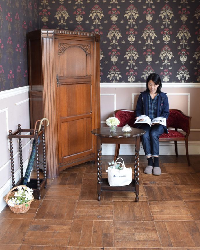 アンティークのキャビネット アンティーク家具 英国スタイルのアンティーク家具、ミラー付きのワードローブ。玄関に置くイメージでスタイリング。(j-1178-f-1)