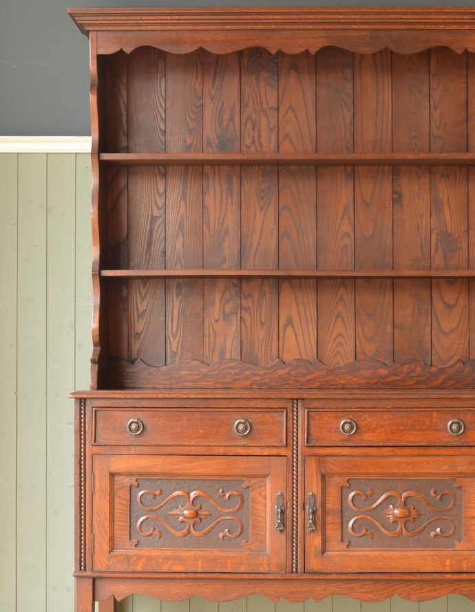 アンティークのキャビネット アンティーク家具 イギリスの美しいアンティーク家具、濃い色のオシャレなカップボード。置いたもの全部が素敵に見えちゃうオープン棚を支える支柱の装飾がとても美しいので、この棚に置いたものが全部オシャレに見えるんです。(j-1184-f-1)