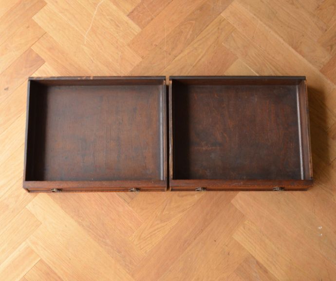 アンティークのキャビネット アンティーク家具 イギリスの美しいアンティーク家具、濃い色のオシャレなカップボード。A4サイズもラクラク入る引き出しが2杯ついています。(j-1184-f-1)