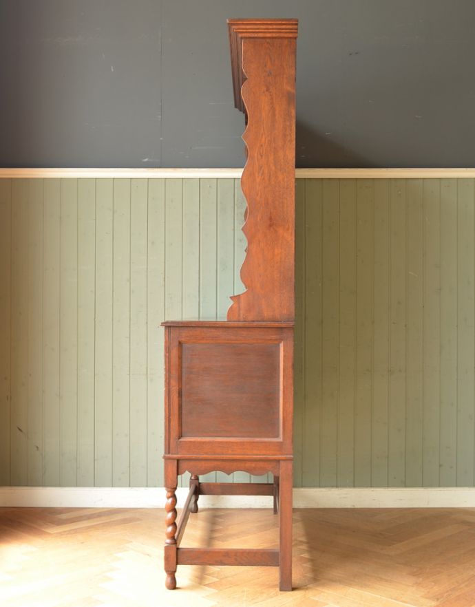 アンティークのキャビネット アンティーク家具 イギリスの美しいアンティーク家具、濃い色のオシャレなカップボード。横から見てもステキもちろん横もキレイに修復していますので、横顔だって美しいんです。(j-1184-f-1)