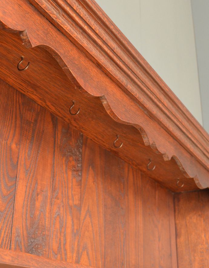 アンティークのキャビネット アンティーク家具 イギリスの美しいアンティーク家具、濃い色のオシャレなカップボード。トップ天板の下には、5つのフックが並んでいます。(j-1184-f-1)