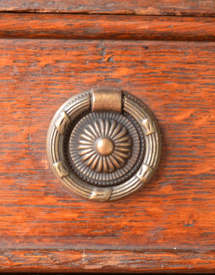 アンティークのキャビネット アンティーク家具 イギリスの美しいアンティーク家具、濃い色のオシャレなカップボード。扉を開ける度にワクワク美しいデザインの取っ手。(j-1184-f-1)