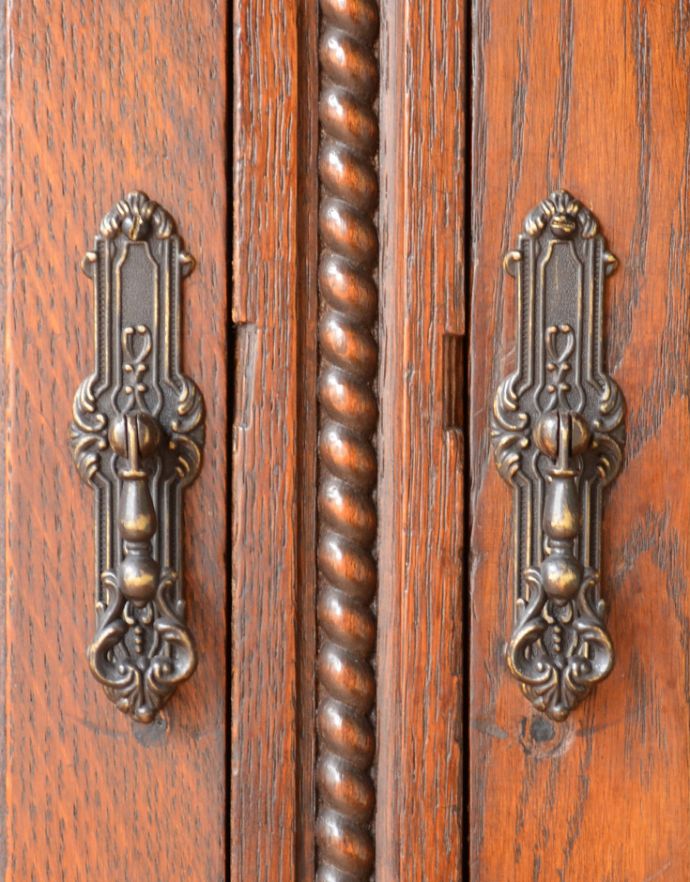 アンティークのキャビネット アンティーク家具 イギリスの美しいアンティーク家具、濃い色のオシャレなカップボード。アンティークらしい取っ手キチンとお直ししてありますので、開け閉めもスムーズです。(j-1184-f-1)