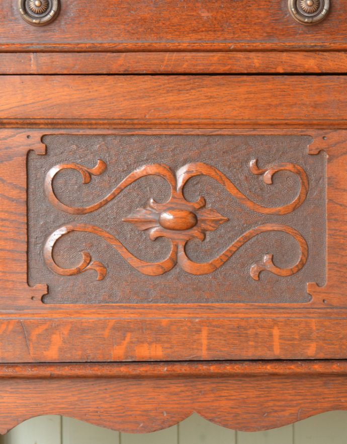 アンティークのキャビネット アンティーク家具 イギリスの美しいアンティーク家具、濃い色のオシャレなカップボード。惚れ惚れしちゃう美しさこんなに堅い無垢材に一体どうやって彫ったんだろう?と不思議になるくらい細かい彫にうっとりです。(j-1184-f-1)