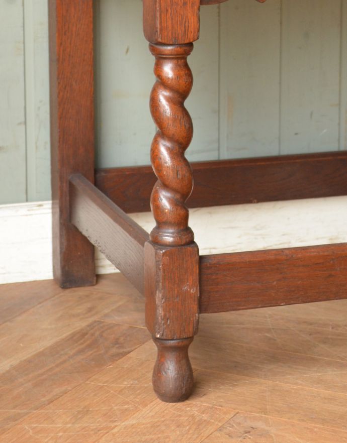 アンティークのキャビネット アンティーク家具 イギリスの美しいアンティーク家具、濃い色のオシャレなカップボード。女性1人でもラクに運べちゃうヒミツHandleのアンティークは、脚の裏にフェルトキーパーをお付けしているので、床を滑らせれば女性でも移動がカンタンに出来ます!ご安心下さい。(j-1184-f-1)