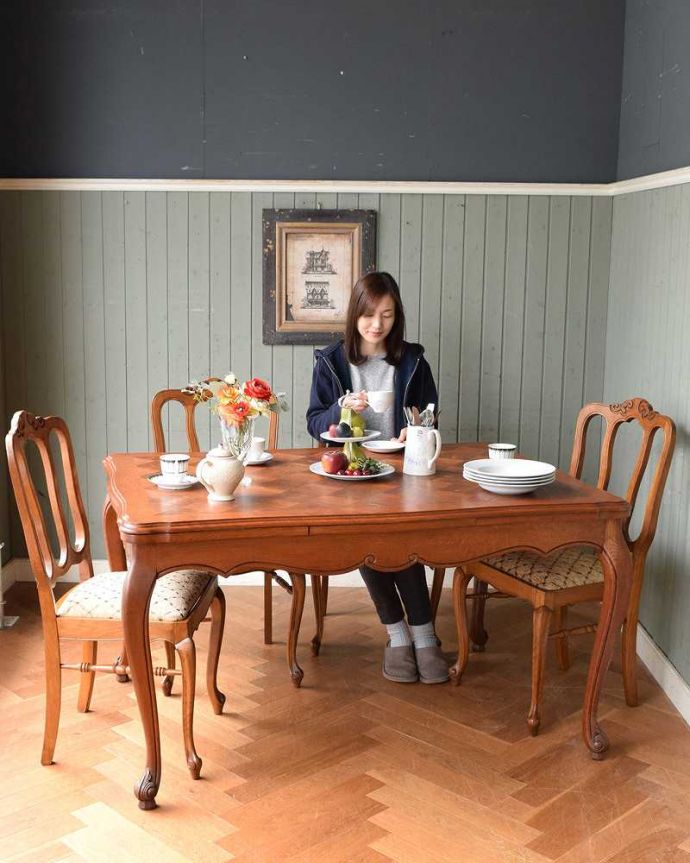 アンティークのテーブル　アンティーク家具　３つサイズが楽しめるアンティーク家具、伸張式のダイニングテーブル。大人数で囲める優雅なテーブルもともとフランスサイズなので大きめですが、さらに大きく広がるドローリーフテーブル。(j-1185-f)