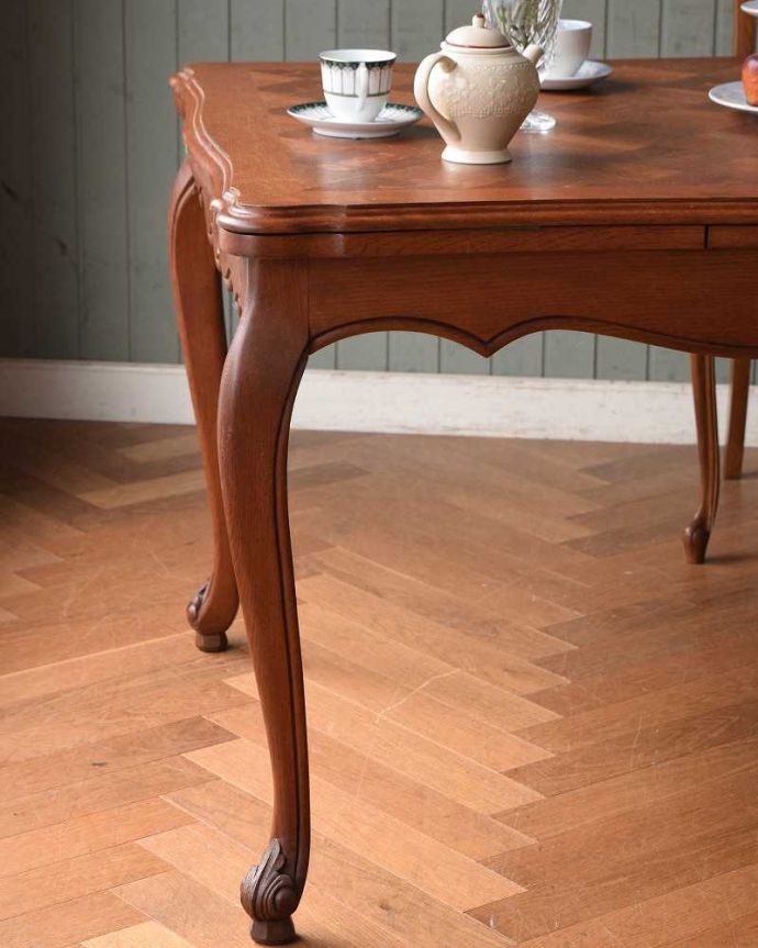 アンティークのテーブル　アンティーク家具　３つサイズが楽しめるアンティーク家具、伸張式のダイニングテーブル。やっぱり脚の美しさが自慢なんです！一番最初に目に飛び込んでくるフレンチカブリオレレッグ。(j-1185-f)
