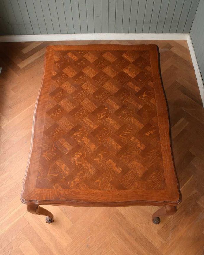 アンティークのテーブル　アンティーク家具　３つサイズが楽しめるアンティーク家具、伸張式のダイニングテーブル。上から見るとこんな形リーフを開く前はこんな形です。(j-1185-f)