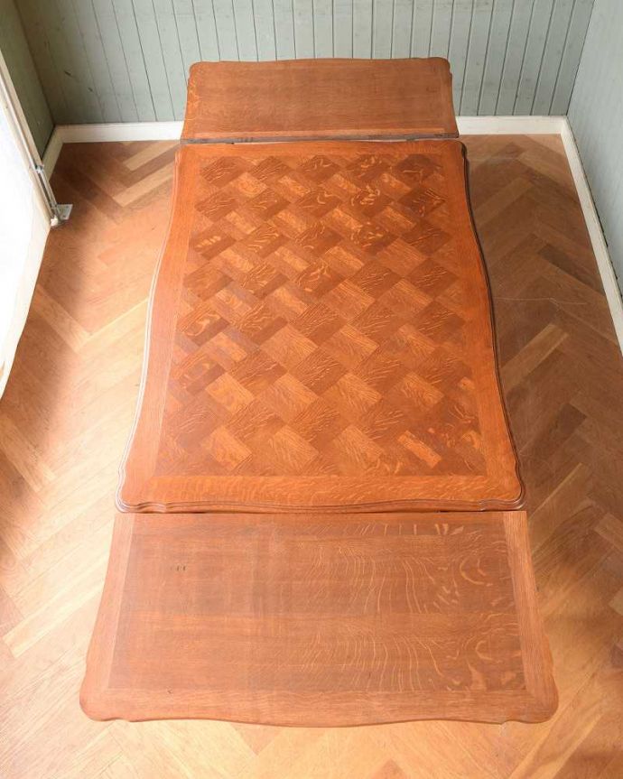 アンティークのテーブル　アンティーク家具　３つサイズが楽しめるアンティーク家具、伸張式のダイニングテーブル。上から見ると、天板には美しすぎる木の模様広げた状態で天板を見てみるとこんな感じ。(j-1185-f)