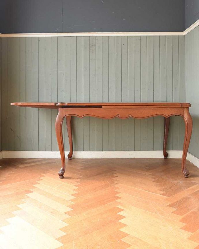 アンティークのテーブル　アンティーク家具　３つサイズが楽しめるアンティーク家具、伸張式のダイニングテーブル。片方だけ開いても･･･人数に合わせて、3タイプで大きさを選べるので、片方だけ開くと、こんな感じです。(j-1185-f)