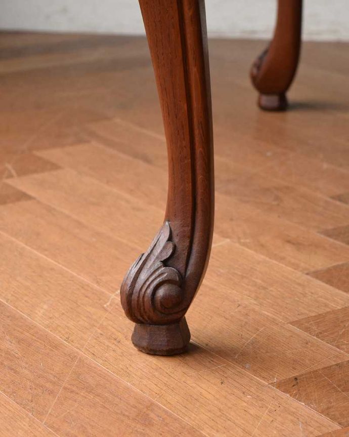 アンティークのテーブル　アンティーク家具　３つサイズが楽しめるアンティーク家具、伸張式のダイニングテーブル。持ち上げなくても移動できます！Handleのアンティークは、脚の裏にフェルトキーパーをお付けしていますので、持ち上げなくても床を滑らせて移動させることが出来ます。(j-1185-f)