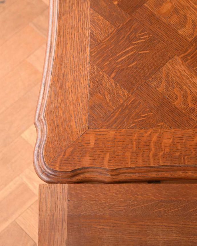 アンティークのテーブル　アンティーク家具　３つサイズが楽しめるアンティーク家具、伸張式のダイニングテーブル。近づいて見てみると･･･上に何を乗せても、なんだかステキに見えちゃうフランスらしいテーブルを使えば、毎日の気分もなんだかワクワクです。(j-1185-f)