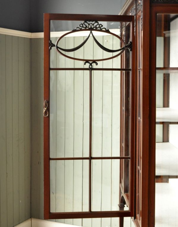 アンティークのキャビネット アンティーク家具 マホガニー材のアンティーク英国家具、ガラスのショーケース。ガラスももちろん当時のもの。(j-1264-f)