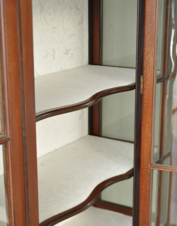 アンティークのキャビネット アンティーク家具 マホガニー材のアンティーク英国家具、ガラスのショーケース。しっかり収納力があるのが嬉しいですよね。(j-1264-f)