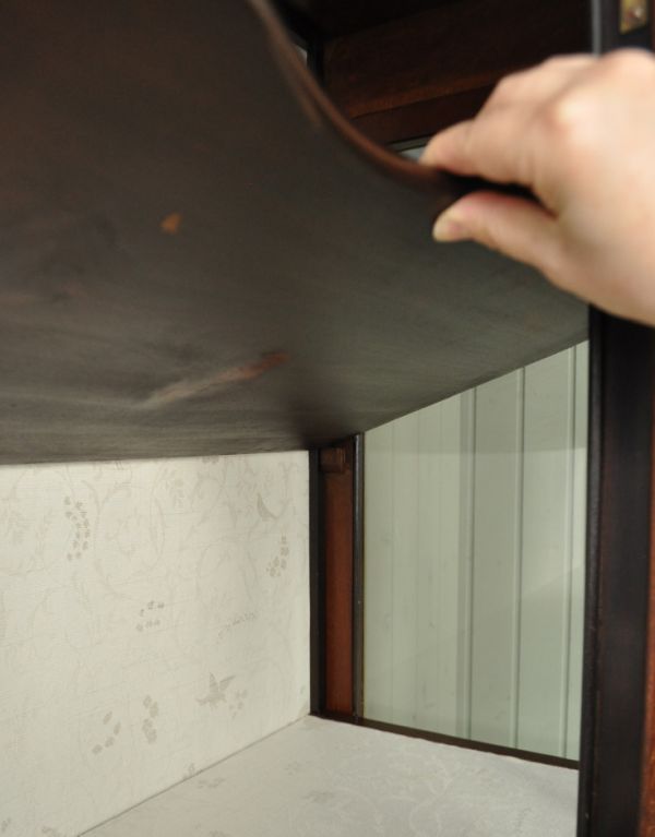 アンティークのキャビネット アンティーク家具 マホガニー材のアンティーク英国家具、ガラスのショーケース。棚板は全て可動します。(j-1264-f)