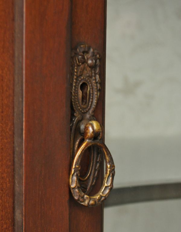 アンティークのキャビネット アンティーク家具 マホガニー材のアンティーク英国家具、ガラスのショーケース。アンティークならではの重厚感のある取っ手です。(j-1264-f)