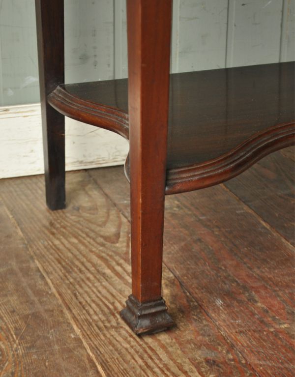 アンティークのキャビネット アンティーク家具 マホガニー材のアンティーク英国家具、ガラスのショーケース。安定感のある脚がしっかり支えます。(j-1264-f)