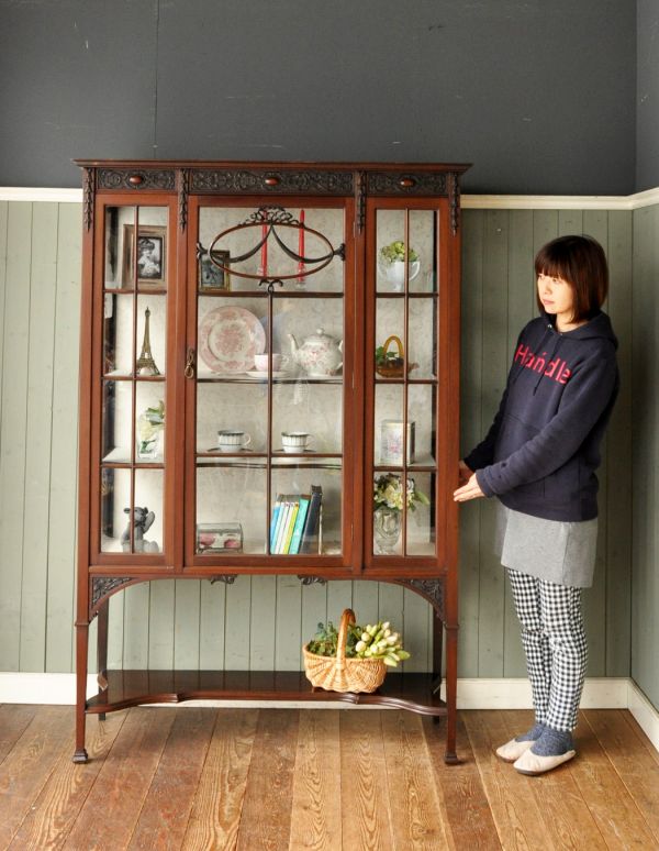アンティークのキャビネット アンティーク家具 マホガニー材のアンティーク英国家具、ガラスのショーケース。ショーケースのように、お気に入りの雑貨や食器を並べてみましょう。(j-1264-f)