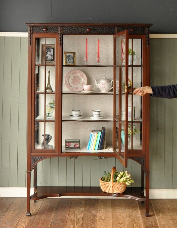 アンティークのキャビネット アンティーク家具 マホガニー材のアンティーク英国家具、ガラスのショーケース。食器や写真立て、本やDVDなどなど、たくさん飾ればディスプレイの幅が広がります!ガラスが大きいので、中に飾ったものがいい感じに見えてオシャレになります。(j-1264-f)