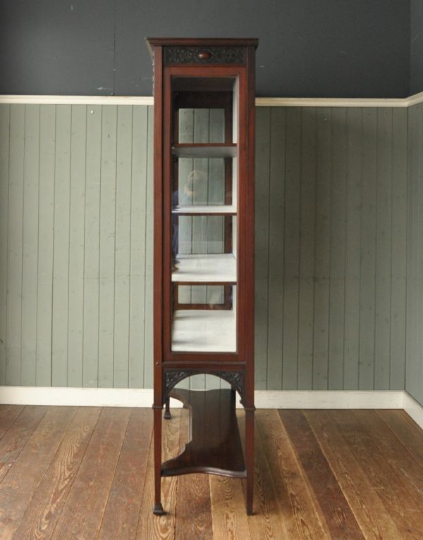 アンティークのキャビネット アンティーク家具 マホガニー材のアンティーク英国家具、ガラスのショーケース。横から見ると意外とスッキリしています。(j-1264-f)