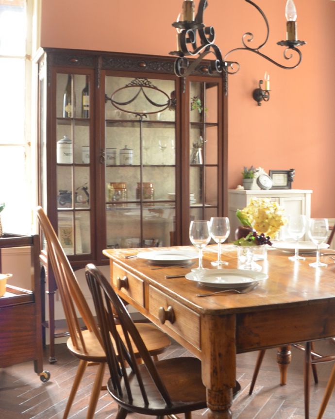 アンティークのキャビネット アンティーク家具 マホガニー材のアンティーク英国家具、ガラスのショーケース。どんなお部屋でもスペシャルな空間になってしまう事、間違いナシの存在感です。(j-1264-f)