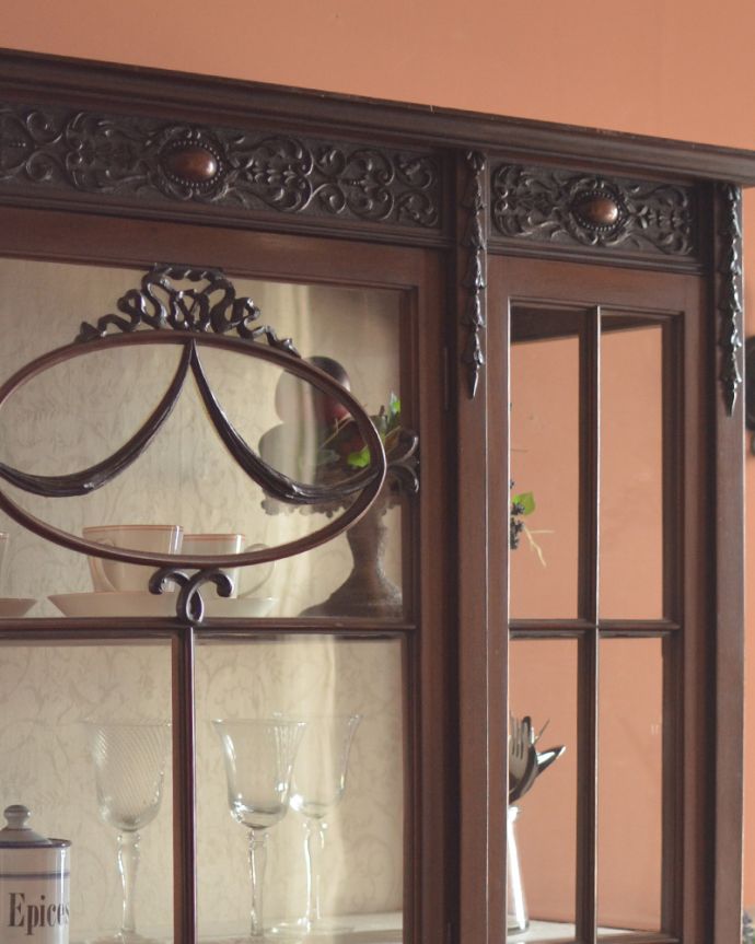 アンティークのキャビネット アンティーク家具 マホガニー材のアンティーク英国家具、ガラスのショーケース。風格と品があるので、リビングはもちろん、和室や書斎、客間にも最適。(j-1264-f)