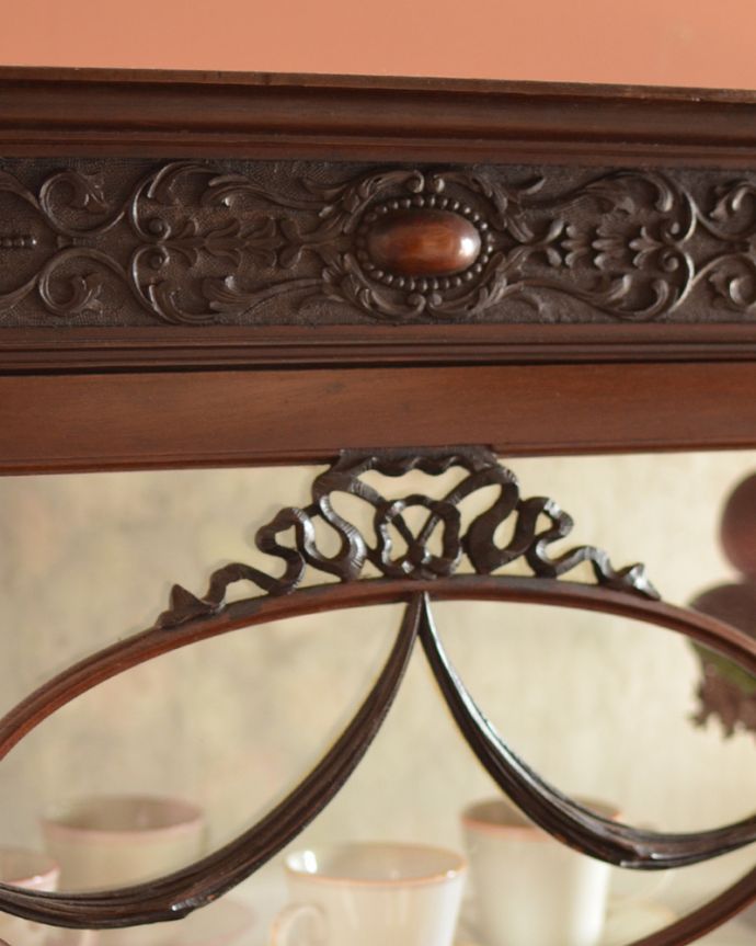 アンティークのキャビネット アンティーク家具 マホガニー材のアンティーク英国家具、ガラスのショーケース。贅沢なほどに施された彫の装飾!リッチな気分で心を満たしてくれます。(j-1264-f)