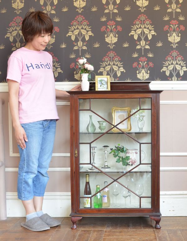 アンティークのキャビネット　アンティーク家具　シノワズリデザインの上品な英国家具、アンティークのガラスキャビネット。風格と品があるので、リビングはもちろん、和室や書斎、客間にも最適。(j-1272-f)