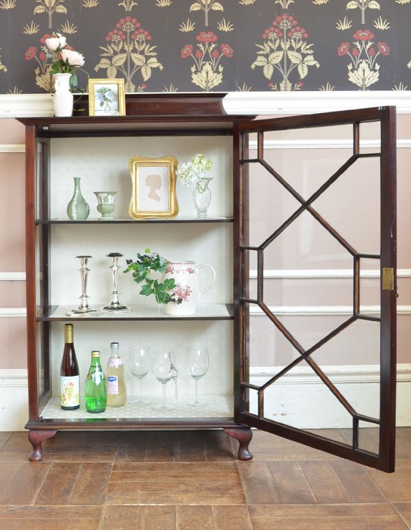 アンティークのキャビネット　アンティーク家具　シノワズリデザインの上品な英国家具、アンティークのガラスキャビネット。食器や写真立て、本やDVDなどなど、たくさん飾ればディスプレイの幅が広がります！ガラスが大きいので、中に飾ったものがいい感じに見えてオシャレになります。(j-1272-f)