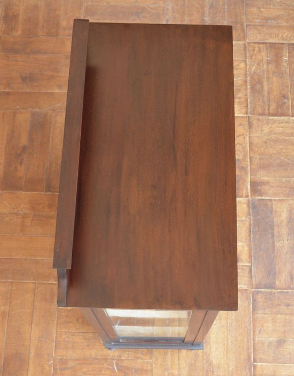 アンティークのキャビネット　アンティーク家具　シノワズリデザインの上品な英国家具、アンティークのガラスキャビネット。天板もピカピカにお直ししました。(j-1272-f)