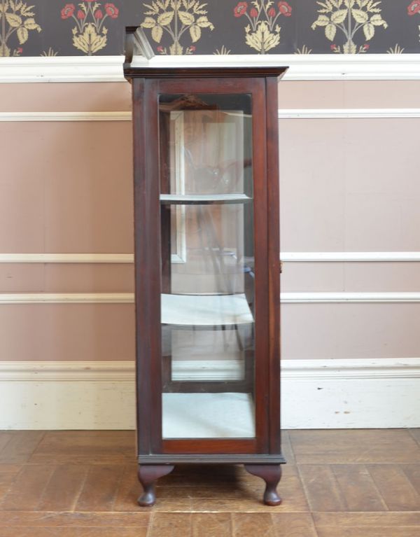 アンティークのキャビネット　アンティーク家具　シノワズリデザインの上品な英国家具、アンティークのガラスキャビネット。サイドもガラスなので、どこから見ても美しいです！しっかり作られているので、安心してお使いいただけます。(j-1272-f)