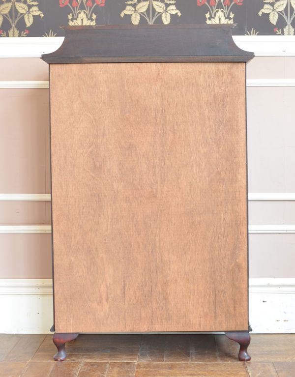 アンティークのキャビネット　アンティーク家具　シノワズリデザインの上品な英国家具、アンティークのガラスキャビネット。キチンとメンテナンスしてあるので、裏側もキレイです。(j-1272-f)