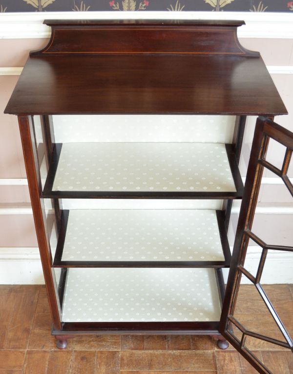 アンティークのキャビネット　アンティーク家具　シノワズリデザインの上品な英国家具、アンティークのガラスキャビネット。中央にある１枚の大きな扉を開くアンティークらしいデザイン。(j-1272-f)