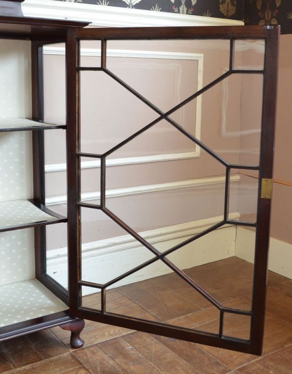 アンティークのキャビネット　アンティーク家具　シノワズリデザインの上品な英国家具、アンティークのガラスキャビネット。ガラスもアンティークならでは。(j-1272-f)