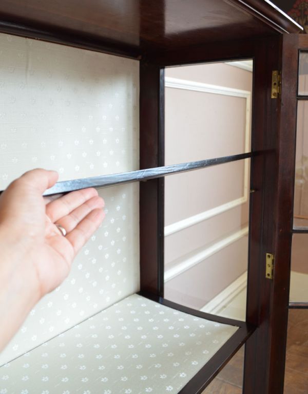 アンティークのキャビネット　アンティーク家具　シノワズリデザインの上品な英国家具、アンティークのガラスキャビネット。棚板は可動です。(j-1272-f)