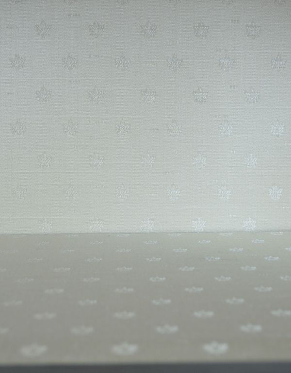 アンティークのキャビネット　アンティーク家具　シノワズリデザインの上品な英国家具、アンティークのガラスキャビネット。柄物の食器やお気に入りのアイテムが引き立つようなシンプルな生地に新しく張り替えました。(j-1272-f)