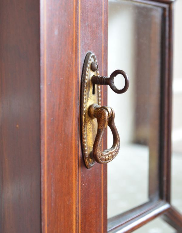 アンティークのキャビネット　アンティーク家具　シノワズリデザインの上品な英国家具、アンティークのガラスキャビネット。リング形の風合いがある取っ手です。(j-1272-f)