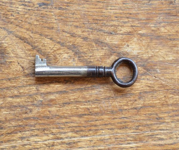 アンティークのキャビネット　アンティーク家具　シノワズリデザインの上品な英国家具、アンティークのガラスキャビネット。アンティークの鍵をいっしょにお届けします。(j-1272-f)