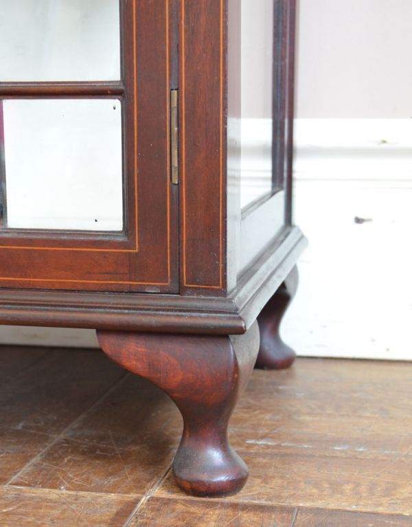 アンティークのキャビネット　アンティーク家具　シノワズリデザインの上品な英国家具、アンティークのガラスキャビネット。きちんと支えます。(j-1272-f)