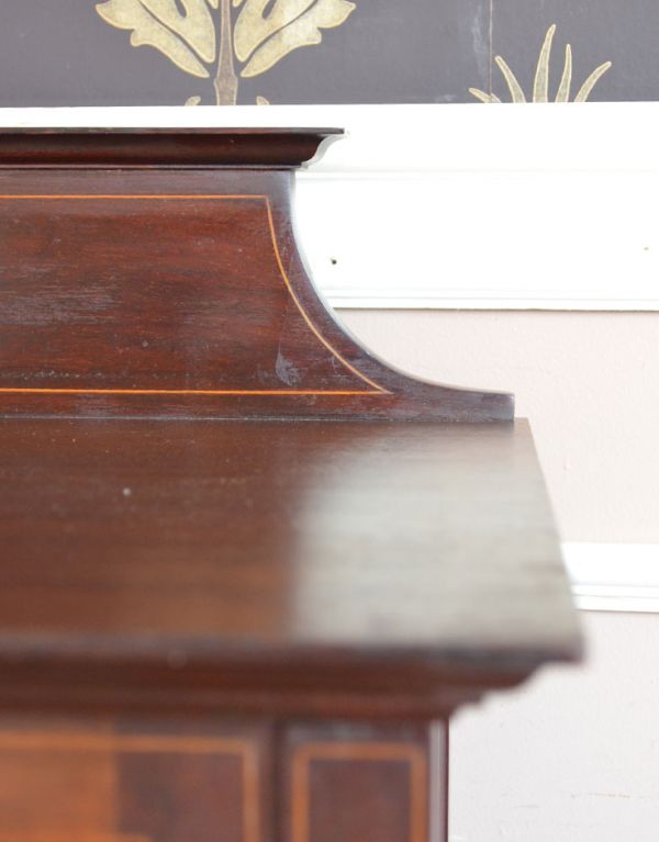 アンティークのキャビネット　アンティーク家具　シノワズリデザインの上品な英国家具、アンティークのガラスキャビネット。トップにはキレイな象嵌が入った飾りがあります。(j-1272-f)