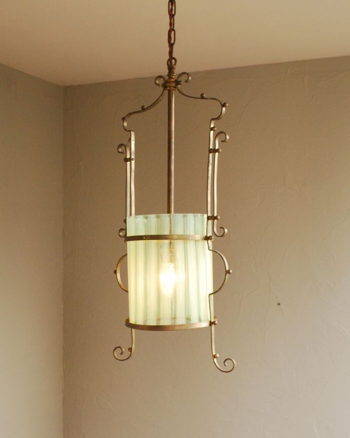 シャンデリア　照明・ライティング　ヴァセリンガラスのアンティークペンダントランプ（コード・シャンデリア電球付き・ギャラリーなし）。アンティークでしか手に入らないガラス現在、作ることが出来ないヴァセリンガラスは、アンティークでしか手に入らない貴重なものです。(j-128-z)