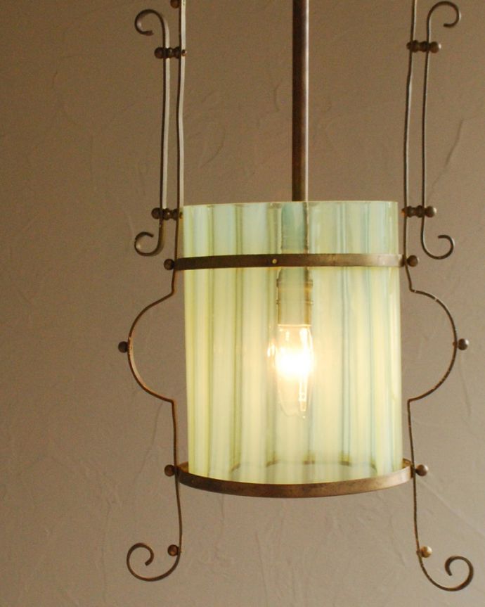 シャンデリア　照明・ライティング　ヴァセリンガラスのアンティークペンダントランプ（コード・シャンデリア電球付き・ギャラリーなし）。幻想的なヴァセリンの輝きヴァセリンというだけでなく、円柱型がとてもめずらしいランタン型のシェードが優しく照らしてくれます。(j-128-z)