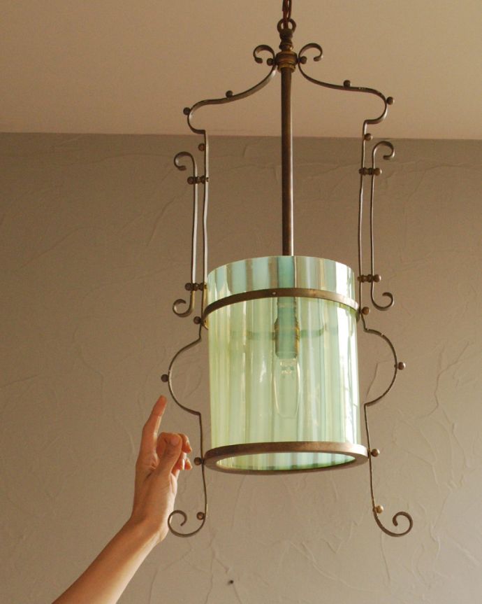 シャンデリア　照明・ライティング　ヴァセリンガラスのアンティークペンダントランプ（コード・シャンデリア電球付き・ギャラリーなし）。大きさはコレくらいヴァセリンの周りを彩る真鍮の金具の装飾もとても美しいんです。(j-128-z)