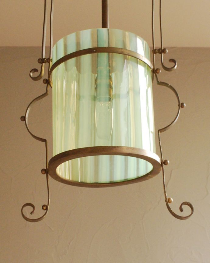 シャンデリア　照明・ライティング　ヴァセリンガラスのアンティークペンダントランプ（コード・シャンデリア電球付き・ギャラリーなし）。しっかり修復しました日本仕様の新しいコードでy修復してあるので安心してお使いいただけます。(j-128-z)